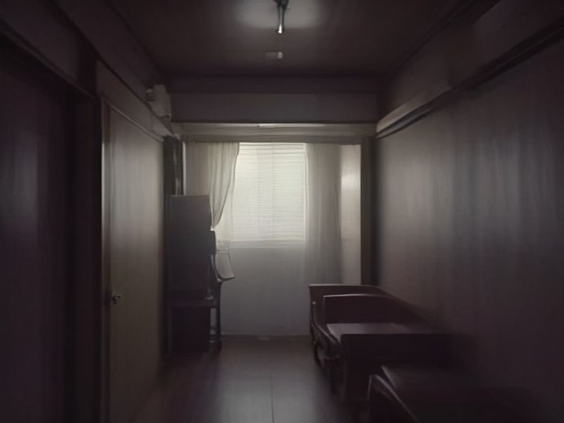 温馨正规按摩房室内实景，暖橙色灯光照耀整洁推拿床，专业技师调配精油准备开始服务，环境宁静私密